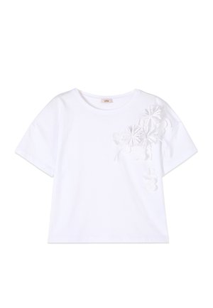 T-shirt bianca a maniche corte con scollo rotondo e dettaglio applicato floreale testurizzato sulla parte superiore sinistra.