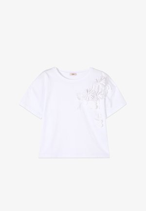 Weißes T-Shirt mit kurzen Ärmeln, Rundhalsausschnitt und einer strukturierten Blumen-Applikation auf der oberen linken Seite.