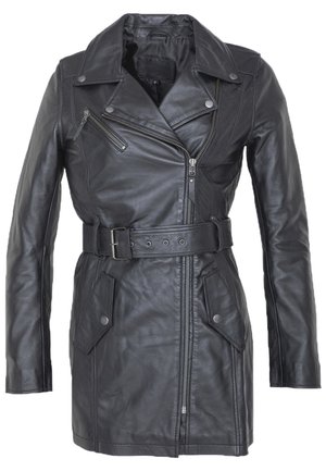 Veste en cuir noir avec fermeture éclair asymétrique, taille ceinturée, col à crans et deux poches avant. Texture lisse et silhouette ajustée.