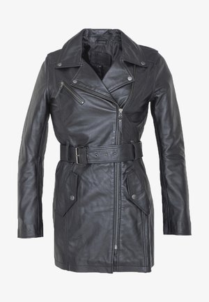 Chaqueta de cuero negro con cremallera asimétrica, cintura ceñida con cinturón, cuello con muesca y dos bolsillos frontales. Textura suave y silueta ajustada.