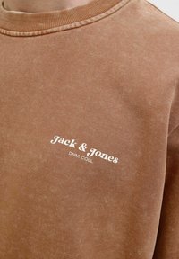 Barna kapucnis pulóver puha pamutból, bordázott kerek nyakkal és fehér "Jack & Jones" logóval az elején.
