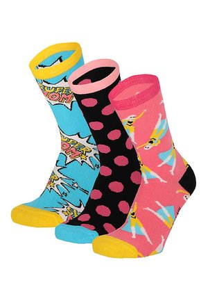 Drei bunte Crew-Socken mit unterschiedlichen Mustern: blauer Comic-Stil "Super Mom" Schriftzug, schwarz mit pinken Punkten und pink mit tanzenden Ballerinas.