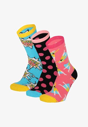 Drei bunte Crew-Socken mit unterschiedlichen Mustern: blauer Comic-Stil "Super Mom" Schriftzug, schwarz mit pinken Punkten und pink mit tanzenden Ballerinas.
