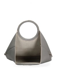 Borsa a tracolla in pelle grigia con esterno texturizzato, manico circolare e interno aperto foderato con materiale morbido e più chiaro.