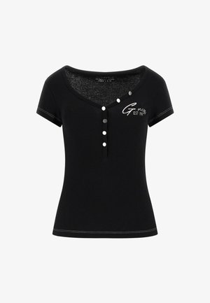 Čierny rebrovaný top s krátkymi rukávmi a véčkovým výstrihom, s detailmi na gombíky a bielym šitím. Obsahuje potlačené logo 'Guess EST 1981'.