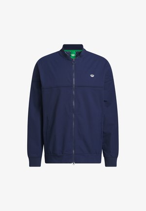 Giacca con zip blu navy con colletto, polsini e orlo a coste, con un piccolo logo bianco Adidas trefoil sul petto e tasche laterali.