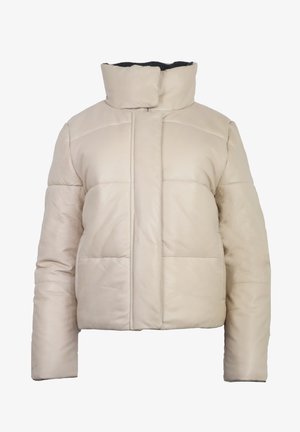 Beige gepolsterte Jacke mit hohem Kragen, Vorderreißverschluss und horizontalen Nähten. Verfügt über zwei Seitentaschen und lange Ärmel.