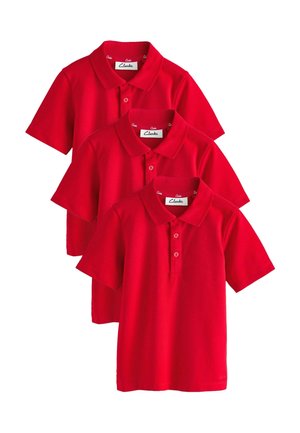 Drei rote Poloshirts mit kurzen Ärmeln, Kragen und Knöpfen, übereinandergestapelt, jeweils mit einem Clarks Markenzeichen im Kragen.