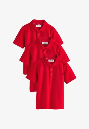 Trzy czerwone koszulki polo z krótkim rękawem, kołnierzykiem i guzikami, ułożone w stos, każda oznaczona metką marki Clarks wewnątrz kołnierza.
