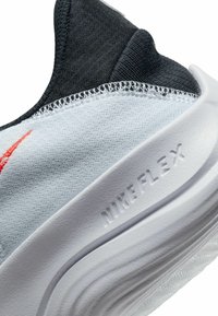 Nike Performance FLEX EXPERIENCE RN 11 - Sapatos para corrida em estrada - football grey black white bright crimson