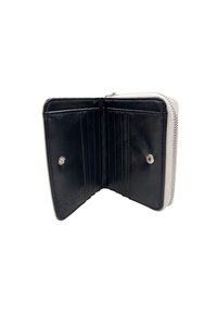 Portafoglio in pelle nera con chiusura a zip, dotato di diversi scomparti per carte e un interno liscio. L'esterno presenta un profilo di colore chiaro a contrasto.