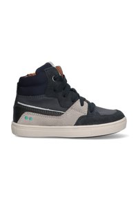 Mid-top sneakers met een marineblauwe synthetische bovenkant, grijze suède accenten, een witte zool en zwarte veters; heeft een lichtblauw detail op de buitenkant van de hak.