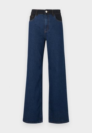 Calças jeans de cintura alta e perna larga em ganga escura e preta, com bolsos frontais, botão e passadores para cinto sobre fundo branco.