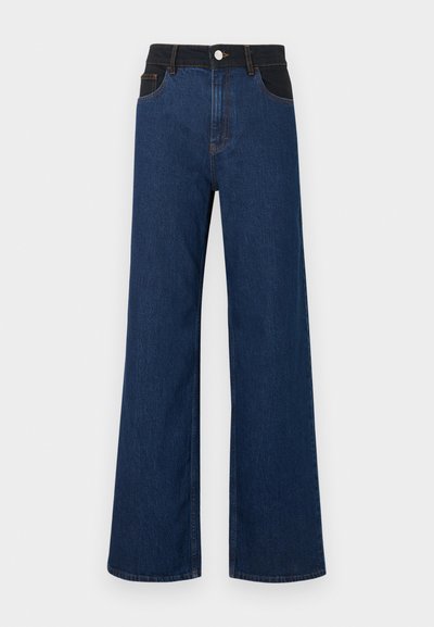 Τζιν παντελόνια ψηλόμεσα με φαρδιά μπατζάκια σε σκούρο και μαύρο τζιν ύφασμα με εμπρόσθιες τσέπες, κουμπί και θηλιές για ζώνη σε λευκό φόντο.