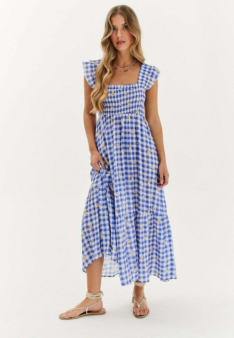 Modrá a biela maxi šaty s kockovaným vzorom, volánovými rukávmi, zúženým corpom a viacerými vrstvami sukne. Obsahuje zlaté akcenty a voľný siluetu.