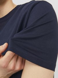 Jack & Jones JORVESTERBRO CREW NECK - Apdrukāts T-krekls - navy
