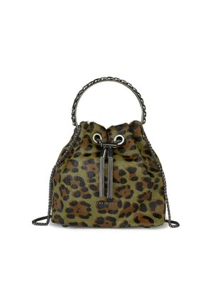 Bolso tipo cubo con estampado de leopardo en verde, cierre de cordón, herrajes en plata y asa de cadena. Presenta un bolsillo con cremallera en la parte frontal.