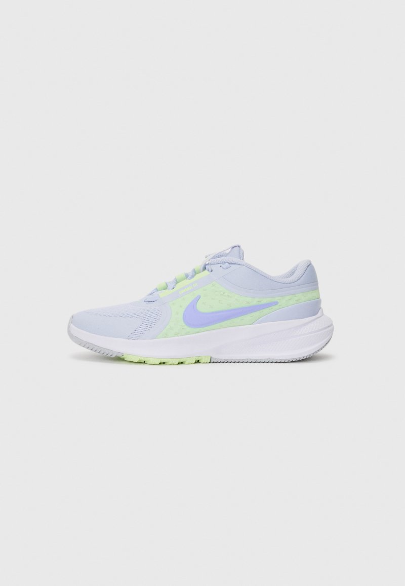 Baskets de sport violettes claires avec une tige en mesh, des accents verts, une semelle intermédiaire blanche et une semelle extérieure texturée. Présente un logo violet proéminent.