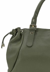 Sac à main en cuir vert olive avec finition texturée ; équipé de ferrures dorées, d'accents de boucle et d'une fermeture à cordon pour une forme réglable.