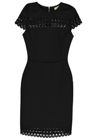 Robe noire avec un design ajusté, manches courtes en volants, découpes sur le haut de la poitrine et ourlet festonné avec des motifs complexes.