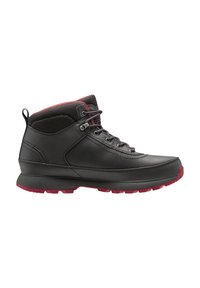 Bota de senderismo negra con acentos rojos, que presenta una parte superior de cuero liso, un cuello acolchado, ojales de metal para los cordones y una suela de goma resistente.