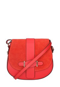 Borsa a tracolla in suede rosso e pelle con forma piatta, dettaglio centrale a tracolla e accenti in hardware dorato. Il design è delineato da un bordo in pelle liscia.
