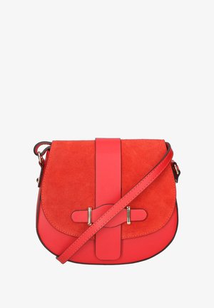 Rote Wildleder- und Leder-Crossbody-Tasche in flacher Form, mit einem zentralen Riemendetail und goldenen Hardware-Akzenten. Glattes Leder trifft die konturierte Gestaltung.