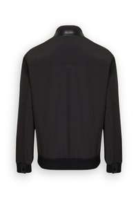 Schwarze Jacke aus glattem Stoff, mit gerippten Bündchen und Saum. Besitzt einen lederähnlichen Kragen und dezente Markenkennzeichnung am Halsausschnitt.