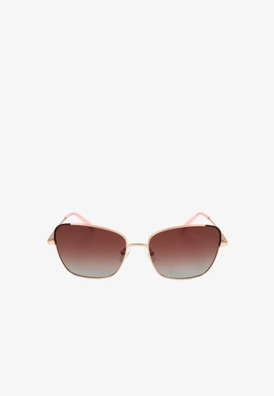 Occhiali da sole con sottili montature in metallo dorato, lenti marroni sfumate e aste con punte rosa, mostrati frontalmente su sfondo bianco.