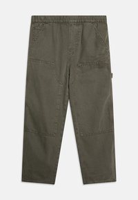 Pantalones cargo verde oliva con cintura el�ástica, dos bolsillos laterales y grandes bolsillos de parche en los muslos; hechos de una resistente tela de algodón.