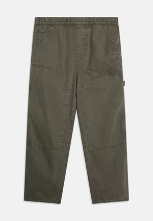 Olijfgroene cargobroek met een elastische taille, twee zijzakken en grote opgestikte zakken op de dijen; gemaakt van duurzaam katoen.