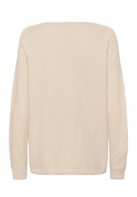 Pull-over en maille de couleur crème douce, doté d'une coupe décontractée, d'épaules tombantes et de poignets et ourlet côtelés. Surface texturée avec des lignes horizontales.