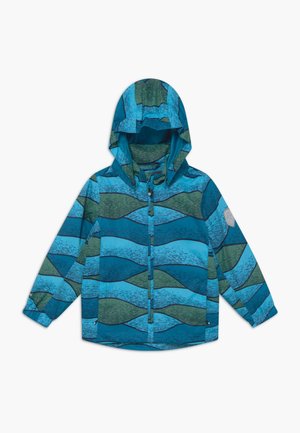 Kinderjacke mit blau-grünem Wellenmuster, Kapuze, Reißverschluss und elastischen Bündchen. Hergestellt aus leichtem, wasserabweisendem Material.