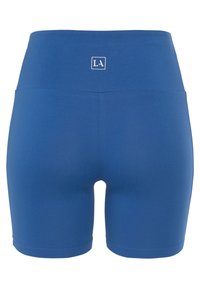 Blå sportshorts med hög midja. Tillverkade av mjukt, stretchigt tyg. Har en liten logotyp på baksidan och inga ytterligare detaljer.