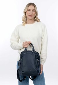 Zaino in nylon blu marino con manici doppi e spallacci regolabili. Presenta due tasche anteriori con zip e una superficie liscia e testurizzata.