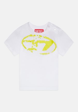 T-shirt bianco in cotone con un grande logo giallo stampato sul davanti, scollatura rotonda, maniche corte e chiusura a scatto su una spalla.