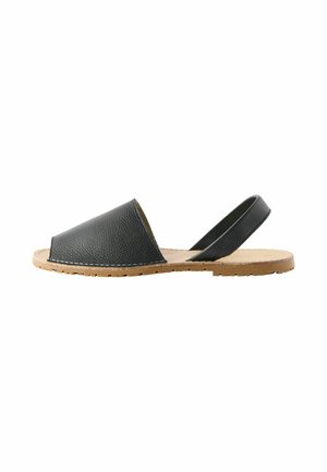 Sandalo slingback in pelle nera con tomaia testurizzata, design con punta aperta e suola beige. Caratterizzato da un'estetica minimalista e da una costruzione robusta.
