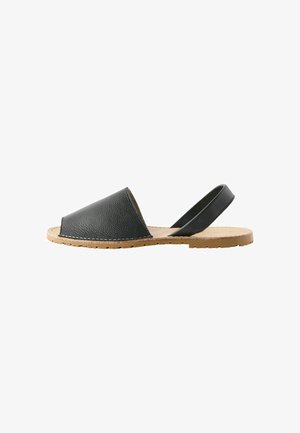 Must räbal nahk slingback sandaalid tekstureeritud ülemise osaga, avatud varvaga disain ja beež tald. Omab minimalistlikku esteetikat ja tugevat konstruktsiooni.