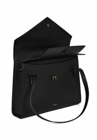 Borsa in pelle nera con un design strutturato, pattina superiore, chiusura magnetica e tracolla regolabile. Presenta un branding e cuciture sottili.