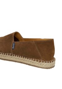 Espadrillas in suede marrone con suola in juta intrecciata, caratterizzate da un design a scollatura bassa e un bordo cucito, che mostrano una superficie liscia.
