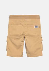 Khaki cargo šortky s elastickým pasem, dvěma zadními kapsami a boční kapsou se záplatou. Hladká bavlněná textilie.