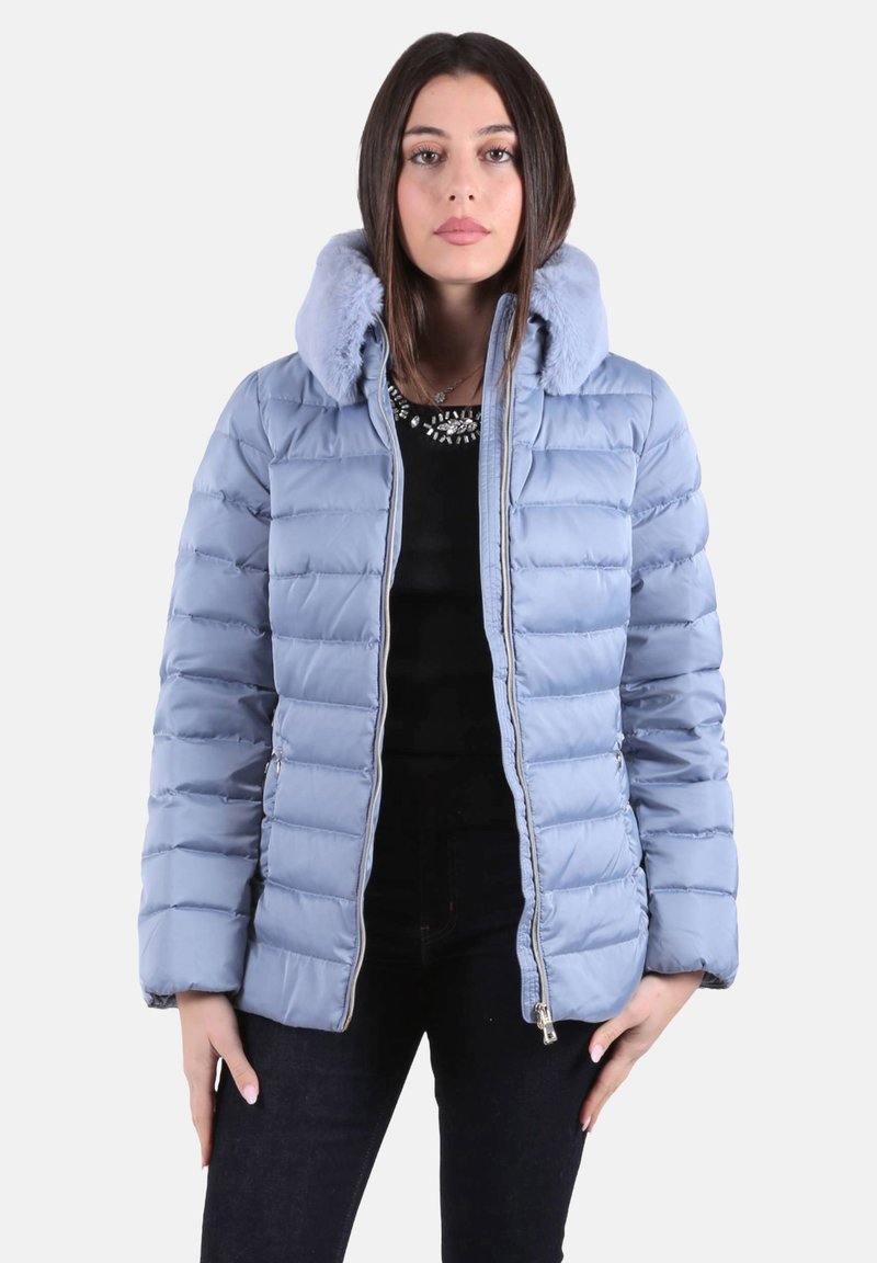 Chaqueta acolchada azul claro con capucha de piel sintética, que cuenta con cierre frontal de cremallera, detalles acanalados y patrón acolchado horizontal.