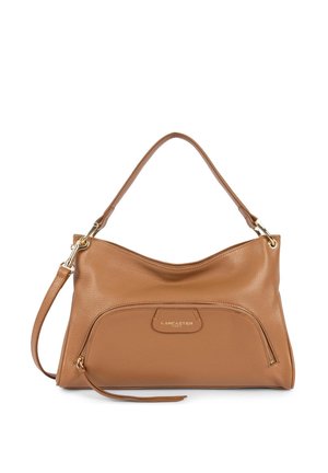 Sac à main en cuir tan avec un design courbé, une bandoulière, une poche zippée et des garnitures en métal doré. Comprend une plaque logo à l'avant.