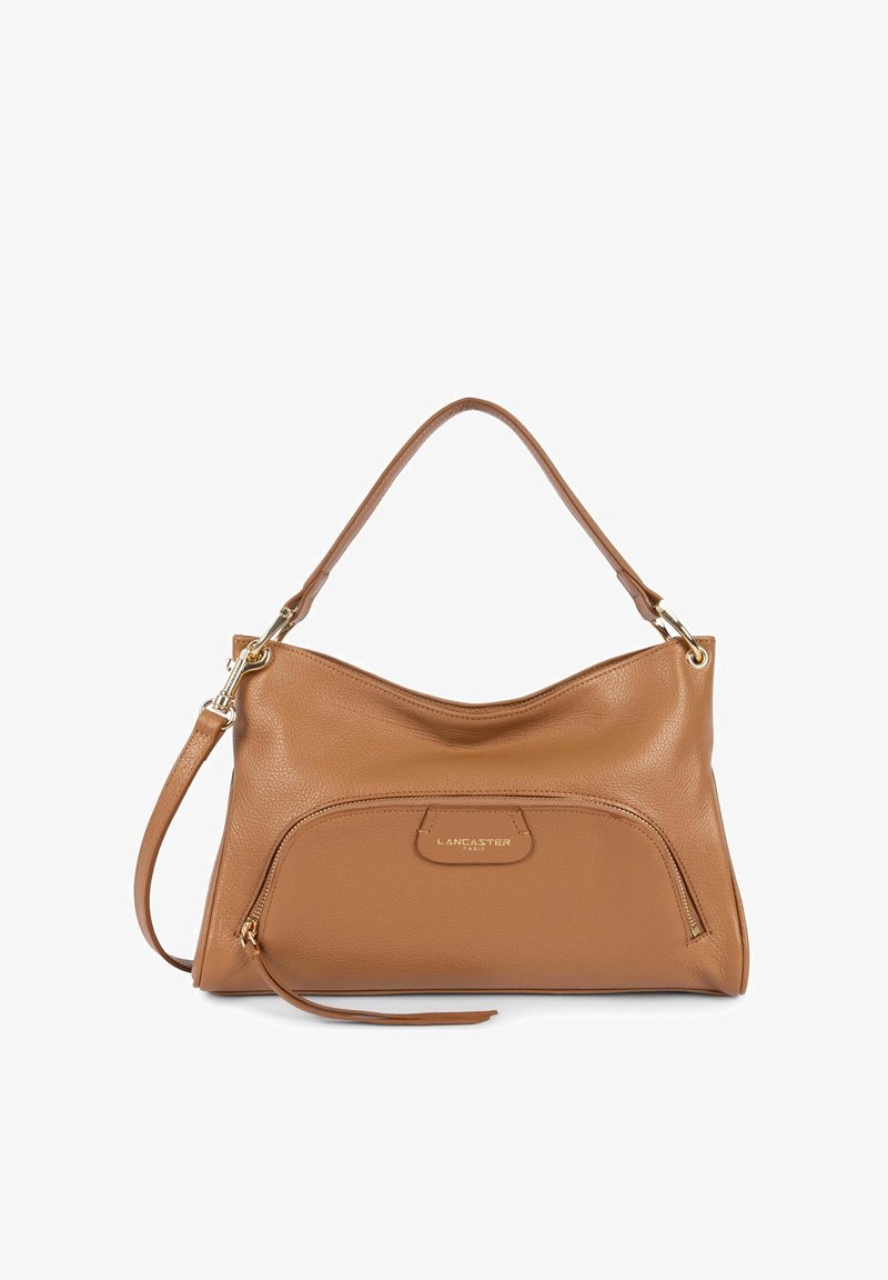 Sac à main en cuir tan avec un design courbé, une bandoulière, une poche zippée et des garnitures en métal doré. Comprend une plaque logo à l'avant.