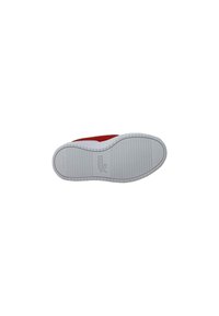 Zapatilla atlética roja con una suela de goma texturizada. Presenta una media suela blanca con ranuras horizontales. Logo exhibido en la suela.
