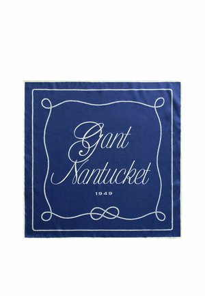 Blauw vierkant sjaaltje met witte touwrand en cursieve tekst "Gant Nantucket 1949" gecentreerd in het midden.