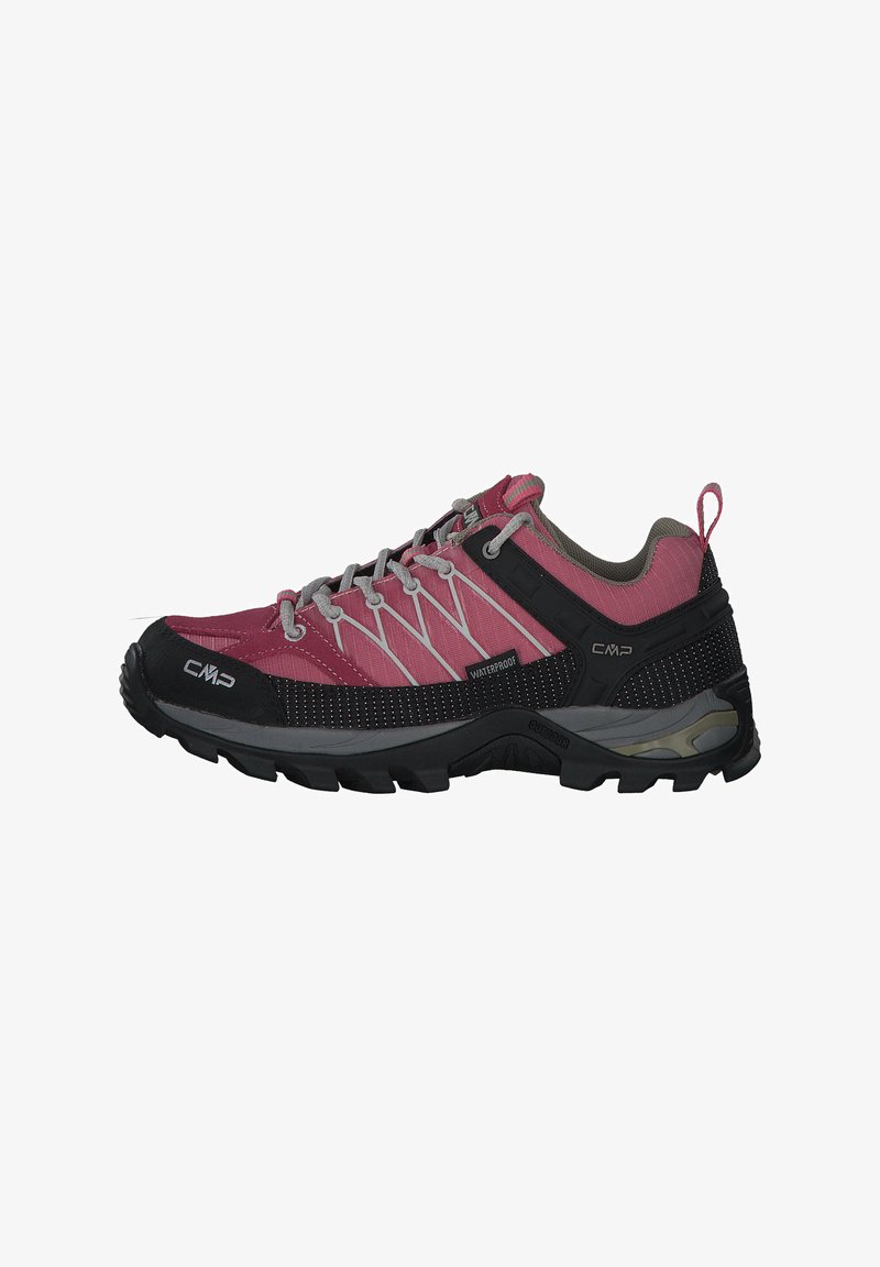 Shoe de caminhada à prova d'água com um design em rosa e preto, parte superior em malha texturizada, sistema de atacadores cinza e sola de borracha preta robusta.