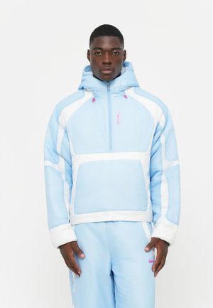 Svijetloplava podstavljena jakna od teksturirane tkanine, sa bijelim uzorkom, prednjim džepom, visokim ovratnikom i ružičastim naglascima.