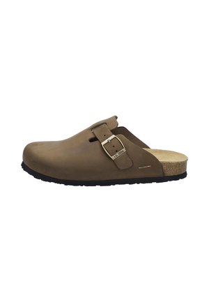 Brauner Slip-On-Clog mit verstellbarem Schnallenriemen, Korkfußbett und schwarzer Sohle, von der Seite auf weißem Hintergrund gezeigt.