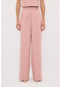 Lichtroze op maat gemaakte broek met wijde pijpen, gemaakt van gladde stof, met voorplooien en een hoge taille voor een gestructureerde silhouette.